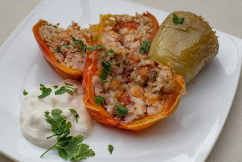 Перец, фаршированный курицей и рисом