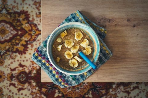 Овсянка на молоке с бананом и корицей
