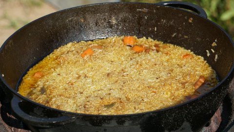 Плов с курицей в кастрюле