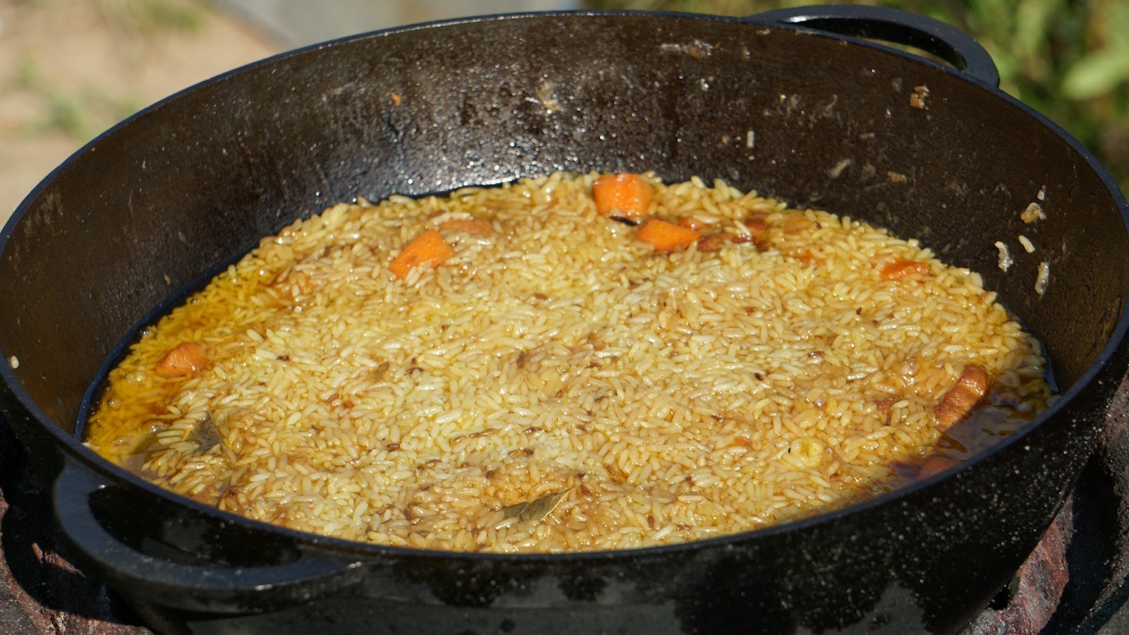 Плов с курицей в кастрюле